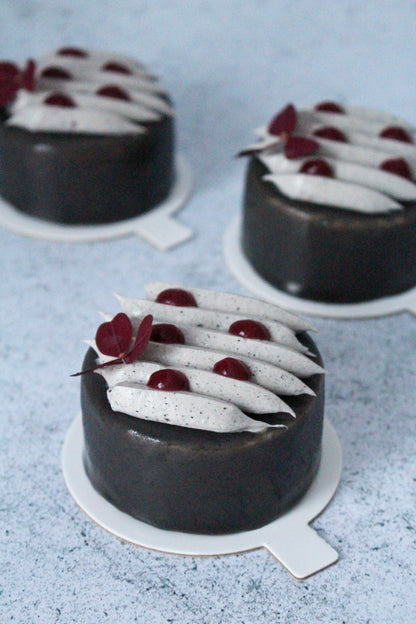 Entremet sésame noir et cerise