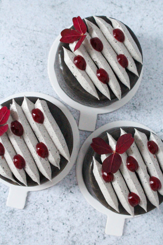 Entremet sésame noir et cerise