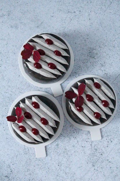 Entremet sésame noir et cerise